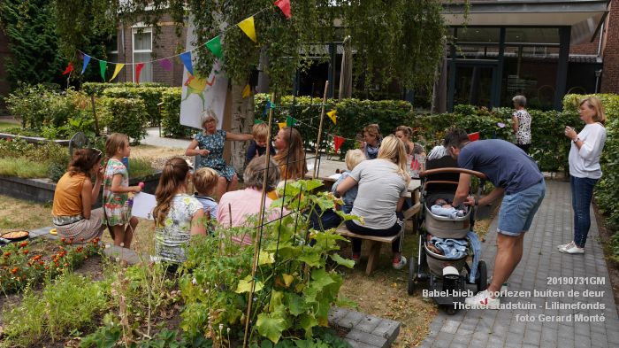 EDSC02428- Babel-bieb voorlezen buiten de deur - Theaterstadstuin Lilianefonds  - 31juli2019 -  foto GerardMontE web