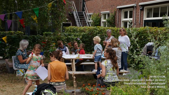 EDSC02441- Babel-bieb voorlezen buiten de deur - Theaterstadstuin Lilianefonds  - 31juli2019 -  foto GerardMontE web