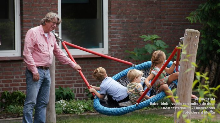 EDSC02444- Babel-bieb voorlezen buiten de deur - Theaterstadstuin Lilianefonds  - 31juli2019 -  foto GerardMontE web