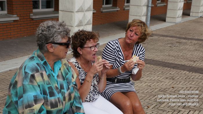 rDSC04295- Vicki Brown-huis VBH - zomeractiviteit bezoek Paleis van Justitie - 29aug2019 - foto GerardMontE web