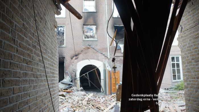 DSC04930-= Gedenkplaats Haaren brand 31-8 - de zaterdag erna - weghalen spullen - 7sept2019 - foto GerardMontE web