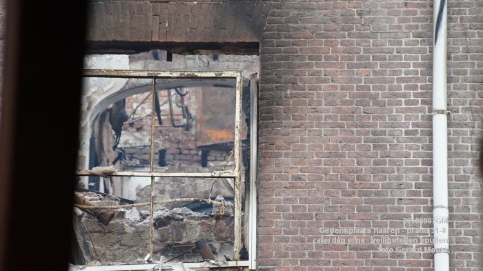DSC04952-= Gedenkplaats Haaren brand 31-8 - de zaterdag erna - weghalen spullen - 7sept2019 - foto GerardMontE web