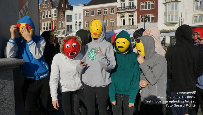 DSC04100- Markt Den Bosch kw1c - flashmobs van opleiding Artiest - 8nov2019 - foto GerardMontE web DSC04100- Markt Den Bosch kw1c - flashmobs van opleiding Artiest - 8nov2019 - foto GerardMontE web