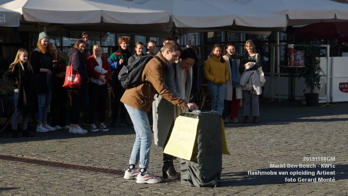 DSC04105- Markt Den Bosch kw1c - flashmobs van opleiding Artiest - 8nov2019 - foto GerardMontE web DSC04105- Markt Den Bosch kw1c - flashmobs van opleiding Artiest - 8nov2019 - foto GerardMontE web