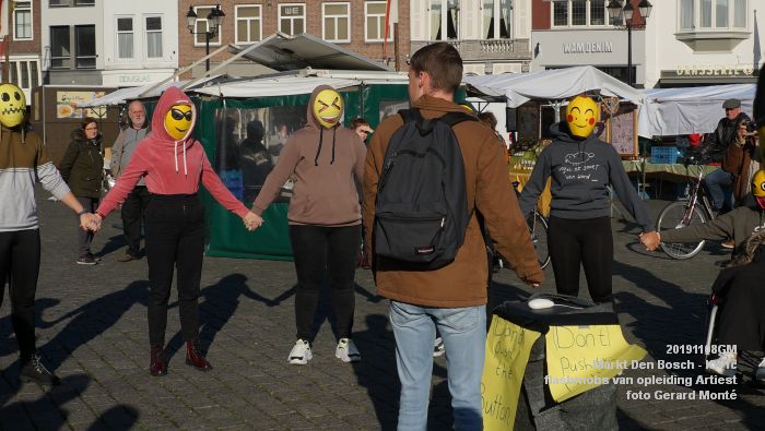DSC04110- Markt Den Bosch kw1c - flashmobs van opleiding Artiest - 8nov2019 - foto GerardMontE web DSC04110- Markt Den Bosch kw1c - flashmobs van opleiding Artiest - 8nov2019 - foto GerardMontE web