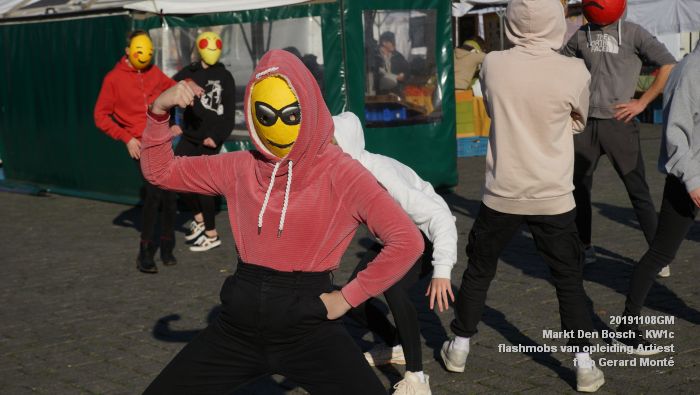 DSC04143- Markt Den Bosch kw1c - flashmobs van opleiding Artiest - 8nov2019 - foto GerardMontE web DSC04143- Markt Den Bosch kw1c - flashmobs van opleiding Artiest - 8nov2019 - foto GerardMontE web