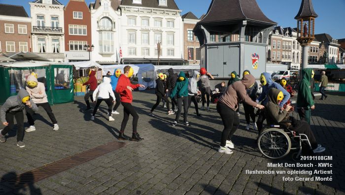 DSC04152- Markt Den Bosch kw1c - flashmobs van opleiding Artiest - 8nov2019 - foto GerardMontE web DSC04152- Markt Den Bosch kw1c - flashmobs van opleiding Artiest - 8nov2019 - foto GerardMontE web