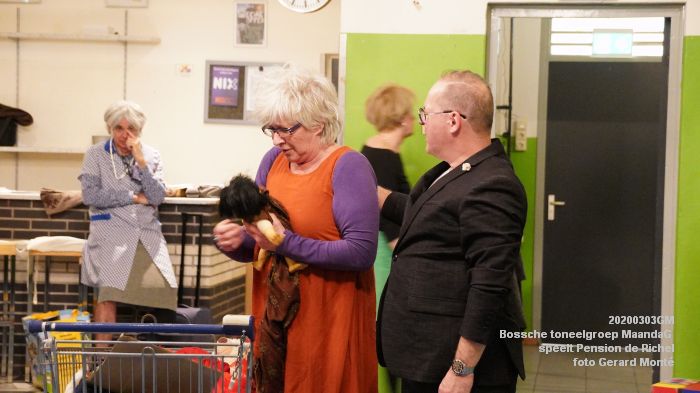 DSC03977- toneelgroep MaandaG speelt Pension de Richel - Buurthuis Graafsewijk-Noord - 3mrt2020 - foto GerardMontE web