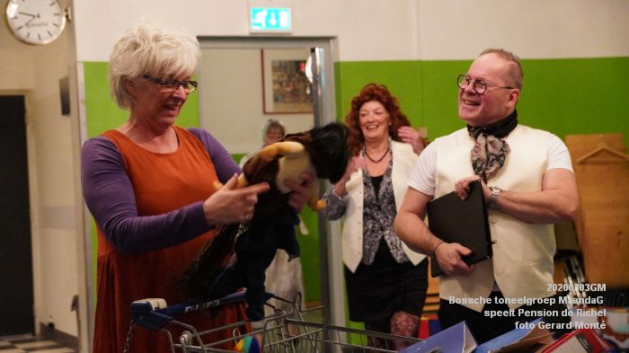 DSC04020- toneelgroep MaandaG speelt Pension de Richel - Buurthuis Graafsewijk-Noord - 3mrt2020 - foto GerardMontE web