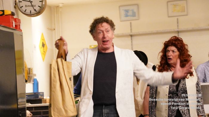 DSC04025- toneelgroep MaandaG speelt Pension de Richel - Buurthuis Graafsewijk-Noord - 3mrt2020 - foto GerardMontE web