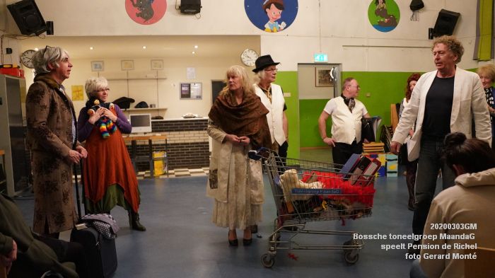 DSC04047- toneelgroep MaandaG speelt Pension de Richel - Buurthuis Graafsewijk-Noord - 3mrt2020 - foto GerardMontE web