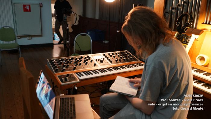 DSC01350- W2Toonzaal - Niels Broos - solo op orgel en moog synthesizer - 30juli2020 - foto GerardMontE web