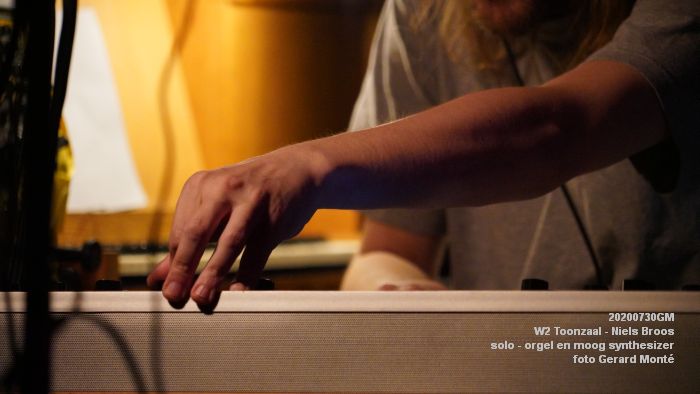 DSC01385- W2Toonzaal - Niels Broos - solo op orgel en moog synthesizer - 30juli2020 - foto GerardMontE web