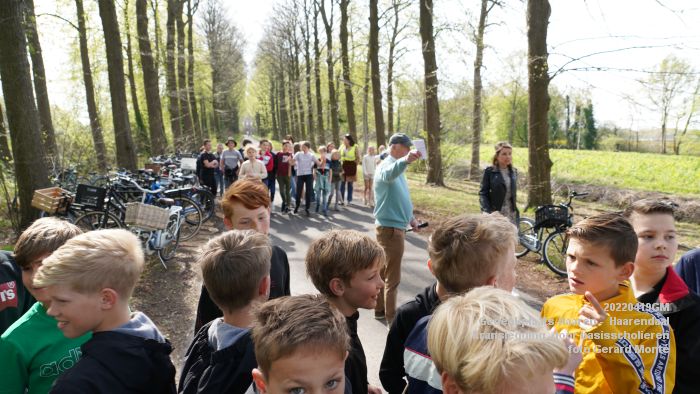 DSC05118- Gedenkplaats-Haaren -  Lager Haaren 40-45 - kranslegging  basisscholieren - 20april2022 -  foto GerardMontE klein