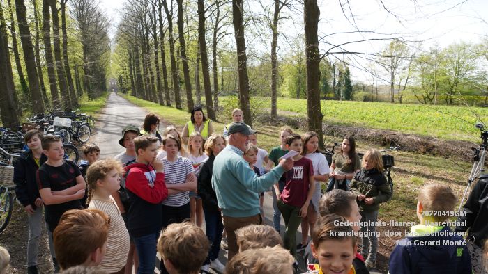 DSC05119- Gedenkplaats-Haaren -  Lager Haaren 40-45 - kranslegging  basisscholieren - 20april2022 -  foto GerardMontE klein