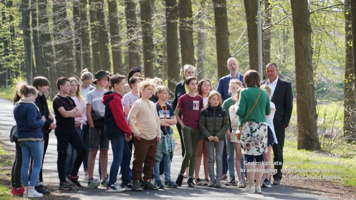 DSC05141- Gedenkplaats-Haaren -  Lager Haaren 40-45 - kranslegging  basisscholieren - 20april2022 -  foto GerardMontE klein