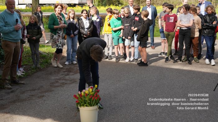 DSC05195- Gedenkplaats-Haaren -  Lager Haaren 40-45 - kranslegging  basisscholieren - 20april2022 -  foto GerardMontE klein