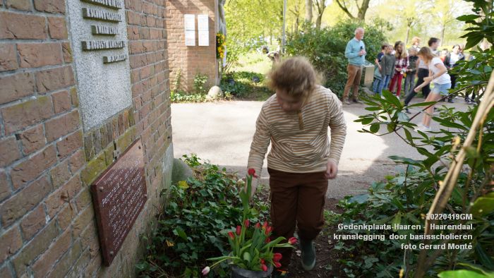 DSC05212- Gedenkplaats-Haaren -  Lager Haaren 40-45 - kranslegging  basisscholieren - 20april2022 -  foto GerardMontE klein