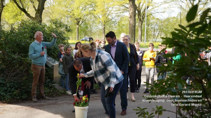 DSC05216- Gedenkplaats-Haaren -  Lager Haaren 40-45 - kranslegging  basisscholieren - 20april2022 -  foto GerardMontE klein