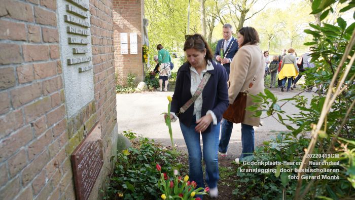 DSC05225- Gedenkplaats-Haaren -  Lager Haaren 40-45 - kranslegging  basisscholieren - 20april2022 -  foto GerardMontE klein
