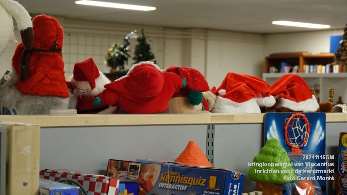 DSC06113- kringloopwinkel Vincentius - inrichten voor de kerstmarkt - 15nov2024 -  foto GerardMontE web