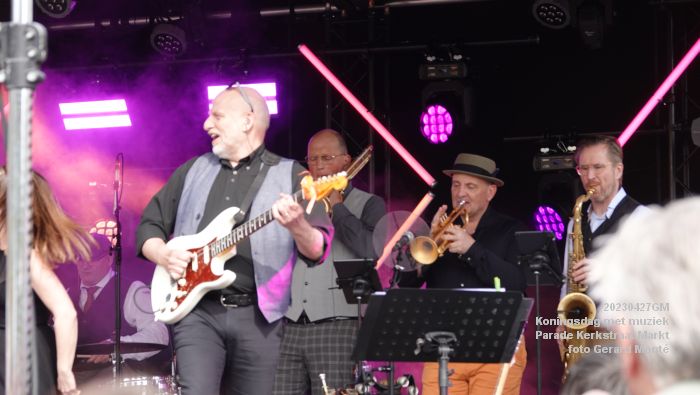 eDSC04507- Koningsdag met muziek op de Parade Kerkstraat Markt - 27apr2023  - foto Gerard MontE web