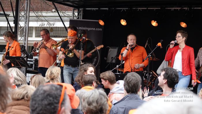 eDSC04633- Koningsdag met muziek op de Parade Kerkstraat Markt - 27apr2023  - foto Gerard MontE web
