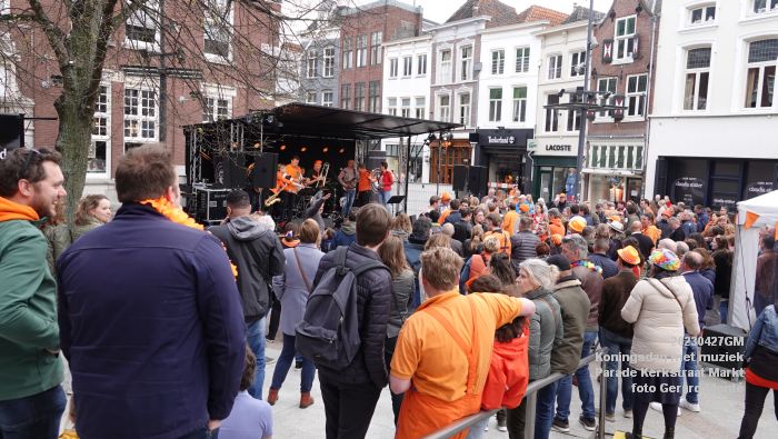 eDSC04637- Koningsdag met muziek op de Parade Kerkstraat Markt - 27apr2023  - foto Gerard MontE web