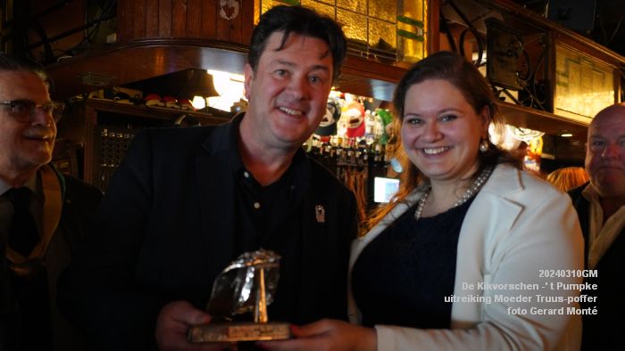 eDSC06336- De Kikvorschen - t Pumpke - moeder truus-poffer - 10mrt2024 - foto GerardMontE web eDSC06336- De Kikvorschen - t Pumpke - moeder truus-poffer - 10mrt2024 - foto GerardMontE web