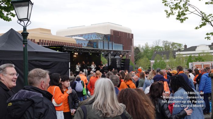 DSC05249- Koningsdag - dansen bij het podium op de Parade - 27apr2024 - foto Gerard MontE web DSC05249- Koningsdag - dansen bij het podium op de Parade - 27apr2024 - foto Gerard MontE web