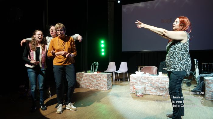 DSC00027- Huis73 - Tint Thuis in het theater - Het leven is een feestje - 8juni2024 - foto Gerard MontE web