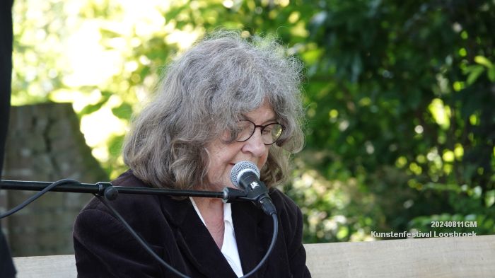 fDSC05782- Kunstenfestival Loosbroek - poezie van Neeltje Maria Min - 11aug2024 - foto GerardMontE web fDSC05782- Kunstenfestival Loosbroek - poezie van Neeltje Maria Min - 11aug2024 - foto GerardMontE web