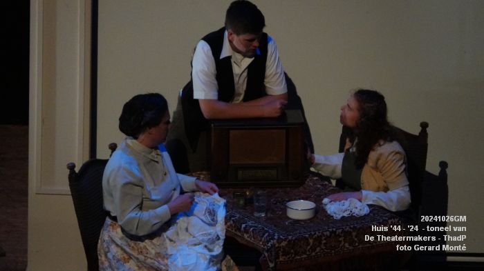 DSC04763- Huis 44-24 - toneel van De Theatermakers - ThadP - 26okt2024 - foto GerardMontE web DSC04763- Huis 44-24 - toneel van De Theatermakers - ThadP - 26okt2024 - foto GerardMontE web