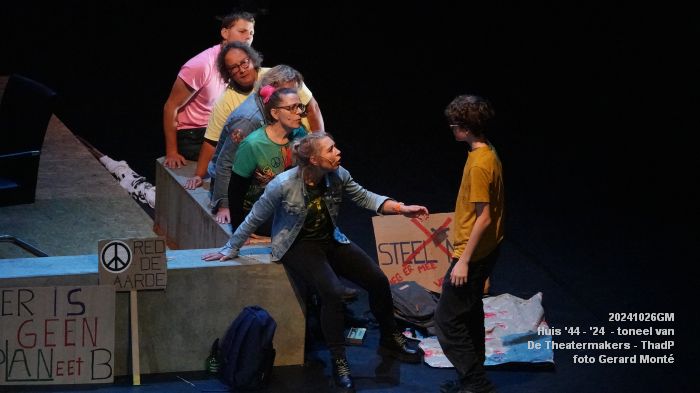 DSC04787- Huis 44-24 - toneel van De Theatermakers - ThadP - 26okt2024 - foto GerardMontE web DSC04787- Huis 44-24 - toneel van De Theatermakers - ThadP - 26okt2024 - foto GerardMontE web