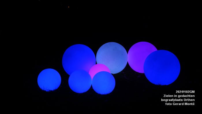 DSC08917- Zielen in gedachten - lichtjesavond op de begraafplaats Groenendaal in Orthen - 2nov2024 - foto GerardMontE web DSC08917- Zielen in gedachten - lichtjesavond op de begraafplaats Groenendaal in Orthen - 2nov2024 - foto GerardMontE web