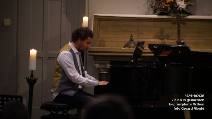 DSC08923- Zielen in gedachten - lichtjesavond op de begraafplaats Groenendaal in Orthen - 2nov2024 - foto GerardMontE web DSC08923- Zielen in gedachten - lichtjesavond op de begraafplaats Groenendaal in Orthen - 2nov2024 - foto GerardMontE web