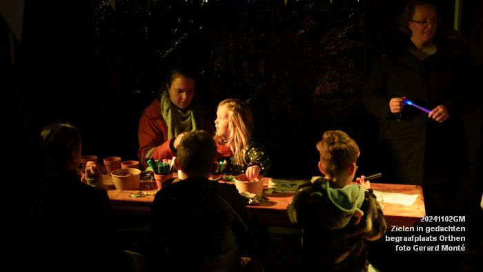 DSC08992- Zielen in gedachten - lichtjesavond op de begraafplaats Groenendaal in Orthen - 2nov2024 - foto GerardMontE web DSC08992- Zielen in gedachten - lichtjesavond op de begraafplaats Groenendaal in Orthen - 2nov2024 - foto GerardMontE web