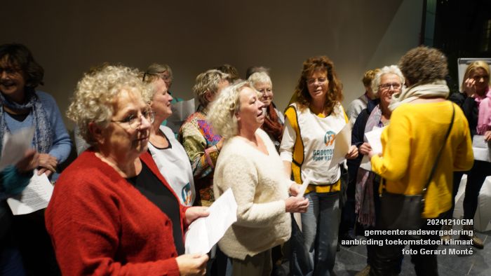 DSC00717- gemeenteraad - aanbieding toekomststoel klimaat - 10dec2024 - foto GerardMontE web DSC00717- gemeenteraad - aanbieding toekomststoel klimaat - 10dec2024 - foto GerardMontE web