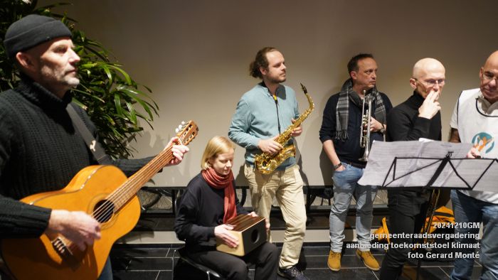 DSC00718- gemeenteraad - aanbieding toekomststoel klimaat - 10dec2024 - foto GerardMontE web DSC00718- gemeenteraad - aanbieding toekomststoel klimaat - 10dec2024 - foto GerardMontE web