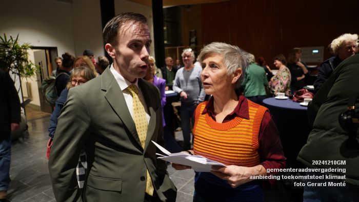 DSC00722- gemeenteraad - aanbieding toekomststoel klimaat - 10dec2024 - foto GerardMontE web DSC00722- gemeenteraad - aanbieding toekomststoel klimaat - 10dec2024 - foto GerardMontE web