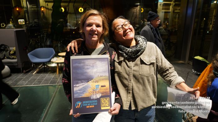 DSC00727- gemeenteraad - aanbieding toekomststoel klimaat - 10dec2024 - foto GerardMontE web DSC00727- gemeenteraad - aanbieding toekomststoel klimaat - 10dec2024 - foto GerardMontE web