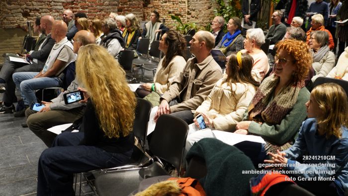 DSC00739- gemeenteraad - aanbieding toekomststoel klimaat - 10dec2024 - foto GerardMontE web DSC00739- gemeenteraad - aanbieding toekomststoel klimaat - 10dec2024 - foto GerardMontE web