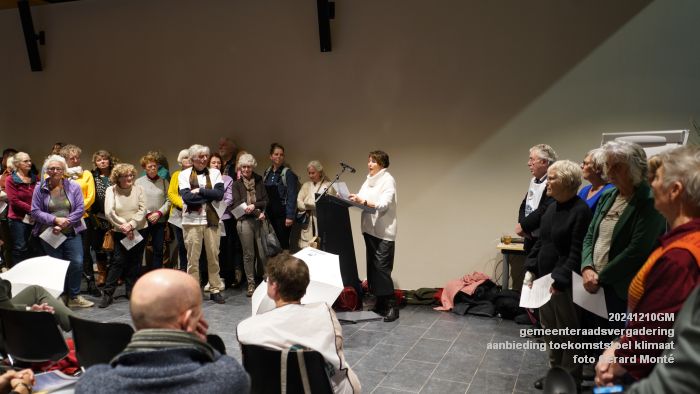 DSC00757- gemeenteraad - aanbieding toekomststoel klimaat - 10dec2024 - foto GerardMontE web DSC00757- gemeenteraad - aanbieding toekomststoel klimaat - 10dec2024 - foto GerardMontE web