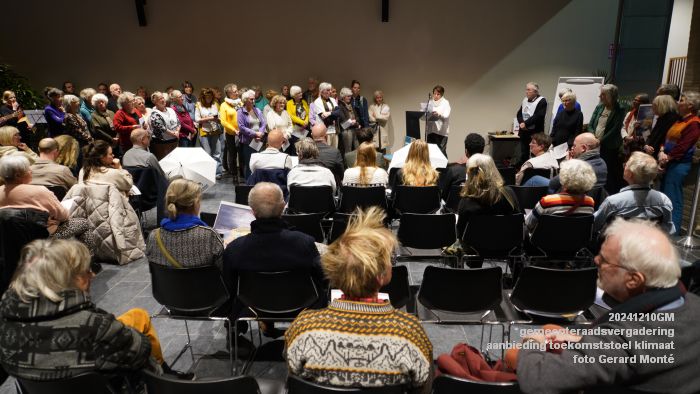 DSC00759- gemeenteraad - aanbieding toekomststoel klimaat - 10dec2024 - foto GerardMontE web DSC00759- gemeenteraad - aanbieding toekomststoel klimaat - 10dec2024 - foto GerardMontE web