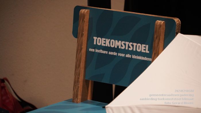 DSC00762- gemeenteraad - aanbieding toekomststoel klimaat - 10dec2024 - foto GerardMontE web DSC00762- gemeenteraad - aanbieding toekomststoel klimaat - 10dec2024 - foto GerardMontE web