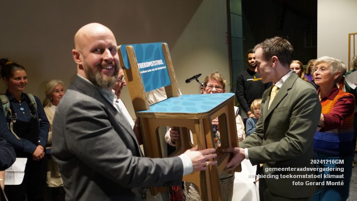 DSC00774- gemeenteraad - aanbieding toekomststoel klimaat - 10dec2024 - foto GerardMontE web DSC00774- gemeenteraad - aanbieding toekomststoel klimaat - 10dec2024 - foto GerardMontE web