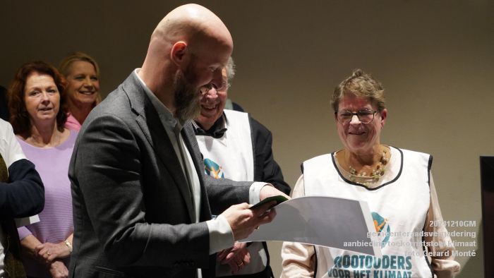 DSC00790- gemeenteraad - aanbieding toekomststoel klimaat - 10dec2024 - foto GerardMontE web DSC00790- gemeenteraad - aanbieding toekomststoel klimaat - 10dec2024 - foto GerardMontE web