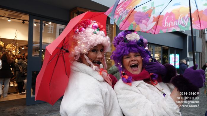 DSC09614- vrolijkheid op de zaterdagmarkt - 21dec2024 - foto GerardMontE web DSC09614- vrolijkheid op de zaterdagmarkt - 21dec2024 - foto GerardMontE web