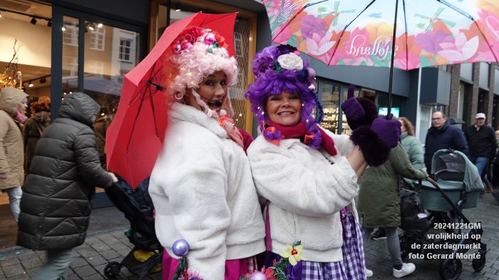 DSC09615- vrolijkheid op de zaterdagmarkt - 21dec2024 - foto GerardMontE web DSC09615- vrolijkheid op de zaterdagmarkt - 21dec2024 - foto GerardMontE web