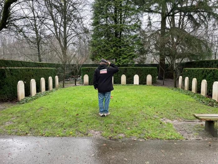 FB_IMG_1735048955960- Veteranen VOC lichtjes plaatsn bij oorlogsgraven - 24dec2024 -  foto GerardMontE web